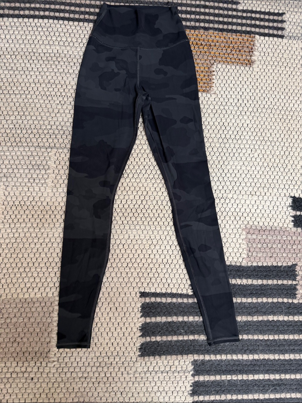 ALO Yoga High-Waist Black Camo Leggings